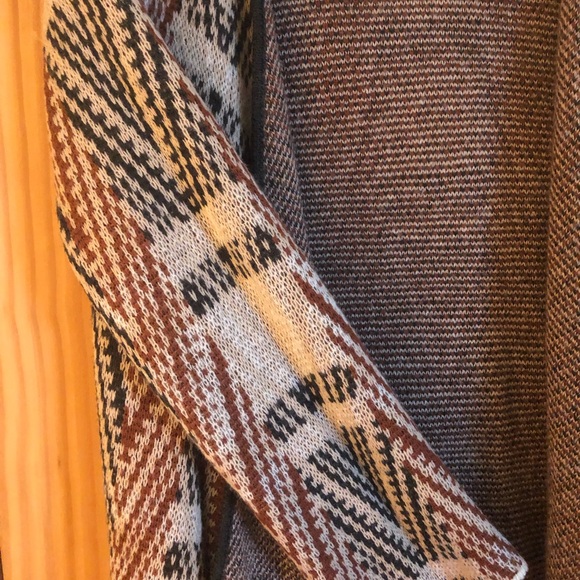 Soft & stylish sweater. Fringe on front. - Picture 4 of 6